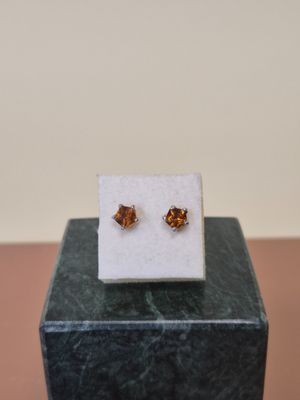 une paire de boucles d'oreilles posée sur un bloc de marbre