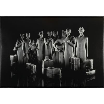 photographie en noir et blanc d'un groupe de mannequins posant devant un fond noir