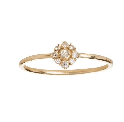une bague en or jaune sertie d'un bouquet de diamants blancs