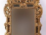 une image représentant un miroir doré posé sur un pied, sur fond blanc
