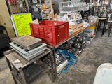 une table sur laquelle se trouvent plusieurs objets