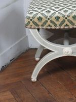 PAIRE DE TABOURETS curules en bois mouluré, sculpté et laqué… (photo 4)