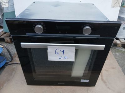 un four noir posé sur une boîte en carton