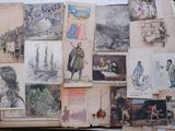de nombreux dessins sur le mur d'une pièce