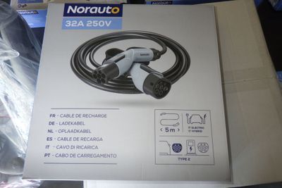 une photo d'une boîte contenant un chargeur
