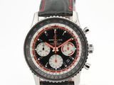 un gros plan d'une montre noire et rouge sur fond blanc