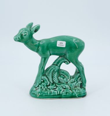une petite figurine de cerf verte munie d'une étiquette