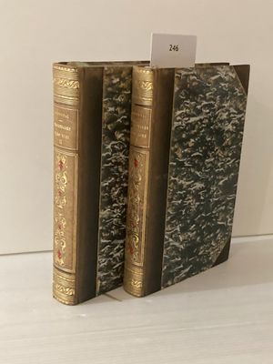 trois livres sont empilés sur une table