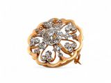 une photo en gros plan d'une broche en or et diamants