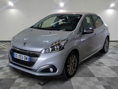 la voiture argentée est garée sur un sol en damier dans le garage