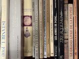 beaucoup de livres qui traînent sur une étagère