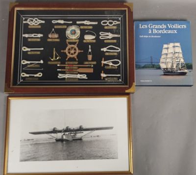 une photo d'une photo d'un avion et une photo d'un bateau