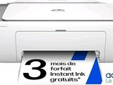 une imprimante blanche posée sur un bureau, à côté d'un rouleau de papier