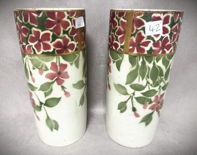 deux vases décorés de fleurs posés sur une table