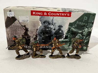 figurines représentant un groupe de petits soldats, avec une boîte en arrière-plan