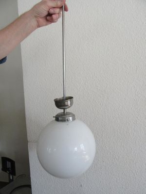 une personne qui tient une ampoule dans la main