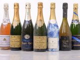 Plusieurs bouteilles de champagne sont alignées en rangée