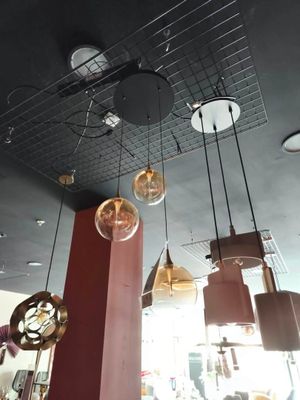 les nombreuses lampes suspendues au plafond de la pièce