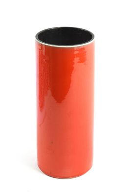 un vase orange bordé de noir sur fond blanc