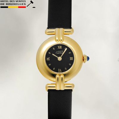 une image d'un gros plan d'une montre-bracelet sur un fond blanc