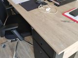 un bureau sur lequel se trouvent un ordinateur portable et une imprimante