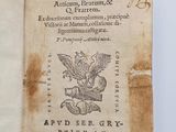 un vieux livre sur lequel est représenté un oiseau, posé sur une table
