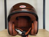 un casque posé sur une étagère