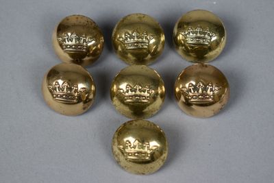 Lot de 7 BOUTONS de livrée en laiton bombés, couronne de mar…