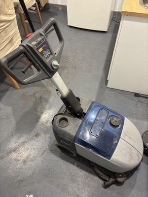 une machine posée sur le sol de la pièce