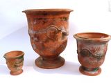 trois vases posés l'un à côté de l'autre sur une surface blanche
