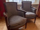 deux chaises placées devant une fenêtre