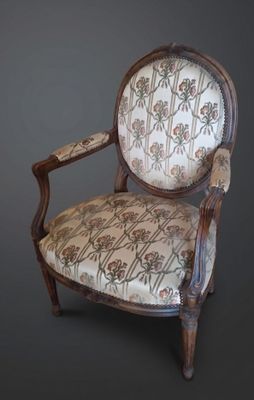 une chaise ornée d'un motif floral