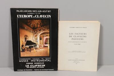 un livre ouvert devant lequel se trouve l'image d'un piano à queue