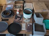 une table sur laquelle se trouvent de nombreux objets