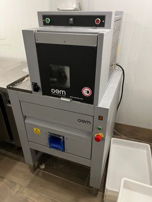 l'image d'une machine installée dans une pièce
