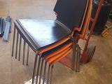de nombreuses chaises empilées les unes sur les autres