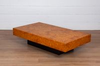 Table basse en placage de loupe, de section rectangulaire. (photo 2)
