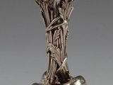 un vase en argent orné de deux cœurs
