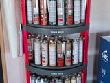 un présentoir rempli de canettes de bière dans un magasin