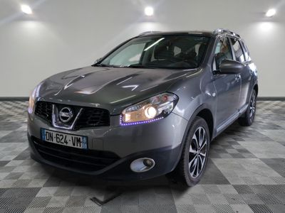 l'avant d'un Nissan RAV argenté garé sur un sol à damier