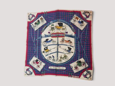 une photo d'une écharpe sur laquelle figure un blason