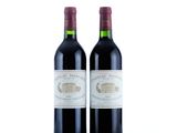 deux bouteilles de vin rouge posées l'une à côté de l'autre sur une surface blanche