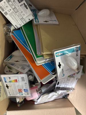 une boîte en carton remplie d'appareils électroniques et d'autres objets