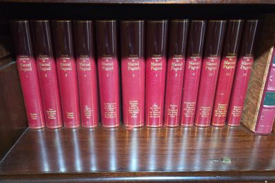 de nombreux livres sur une étagère dans une bibliothèque
