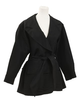 Une veste noire avec une ceinture est présentée sur un mannequin, un mannequin, un mannequin, un mannequin, un mannequin, un mannequin, un mannequin, un mannequin, un mannequin, un mannequin, un mannequin, un mannequin, un mannequin, un mannequin, un mannequin, un mannequin, un mannequin, un mannequin, un mannequin, un mannequin, un mannequin, un mannequin, un mannequin, un mannequin, un mannequin, un mannequin, un mannequin, un mannequin, un mannequin, un mannequin, un mannequin, un mannequin, un mannequin, un mannequin