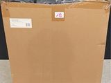 une boîte en carton contenant plusieurs sacs noirs