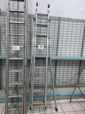 les nombreuses échelles qui se trouvent au sol dans un magasin