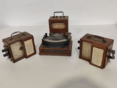 trois caisses en bois sur lesquelles est posé un tourne-disque
