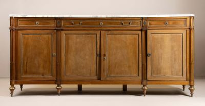 un buffet ancien en bois avec un plateau en marbre dans une pièce