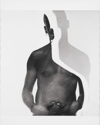 une photo en noir et blanc d'un homme tenant un couteau à la main
